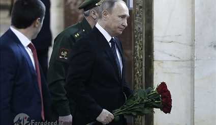 تأدية فلاديمير بوتين التحية العسكرية لجثمان السفير الروسي