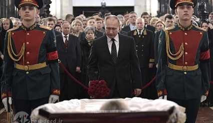 تأدية فلاديمير بوتين التحية العسكرية لجثمان السفير الروسي