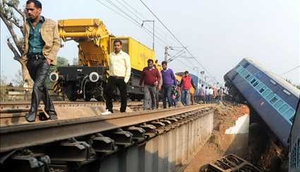 67 کشته و مصدوم در سانحه خروج قطار از ریل در هند/ تصاویر