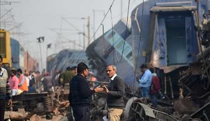 67 کشته و مصدوم در سانحه خروج قطار از ریل در هند/ تصاویر