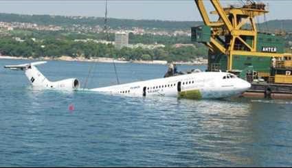 في بلغاريا قاموا بإلقاء هيكل طائرة ركاب قديمة في البحر الأسود