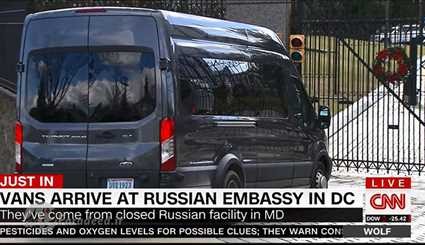 لحظه خروج دیپلمات‌های روس از امریکا +عکس