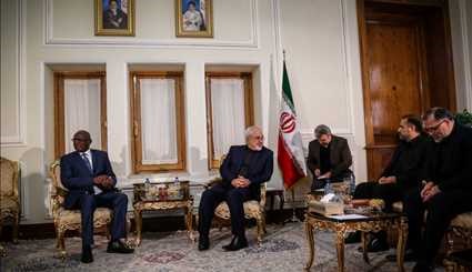 لقاء يجمع وزير الخارجية الايراني محمد جواد ظريف ورئيس البرلمان لجمهورية مالي
