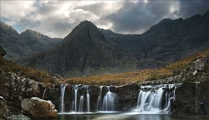 ویدیو:قدرت باد آبشار اسکاتلند را برعکس کرد
