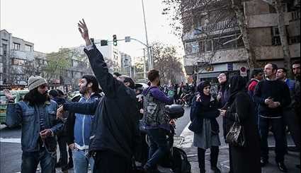 رد فعل المواطنين على إستهداف الدفاعات الجوية أمس لطائرة مسيرة بسماء طهران