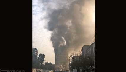 بالفيديو والصور..لحظة انهيار مبنى تجاري من 17 طابقا بعد اندلاع حريق وسط طهران