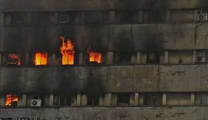 بالفيديو والصور..لحظة انهيار مبنى تجاري من 17 طابقا بعد اندلاع حريق وسط طهران