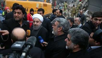 الرئيس روحاني يتفقد مكان حادثة مبنى 