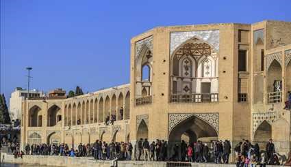 استقبال مردم اصفهان از زاینده رود