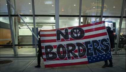 تجمع در فرودگاه های آمریکا علیه قانون مهاجرت ترامپ | تصاویر
