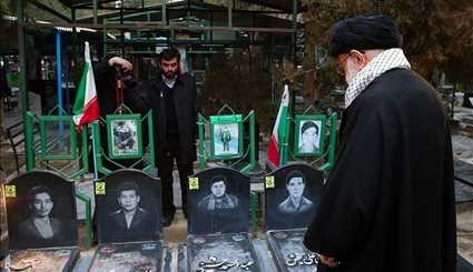 زيارة قائد الثورة الاسلامية لمرقد الامامالخميني (ره) وقبور الشهداء في 