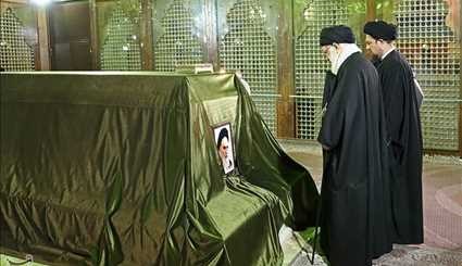 زيارة قائد الثورة الاسلامية لمرقد الامامالخميني (ره) وقبور الشهداء في 