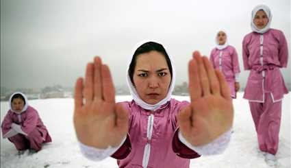 تمرین هنرهای رزمی توسط زنان افغان‎ | تصاویر