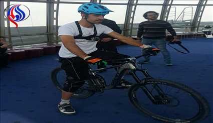 رکورد شکنی یک دوچرخه سوار به مناسبت 22 بهمن