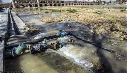 کاهش جریان آب زاینده رود در اصفهان/ تصاویر