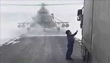 فیلم : وقتی خلبان فرود میاد تا از راننده کامیون آدرس بگیره!