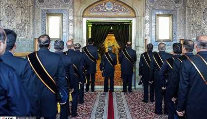 تعویض پرچم و سیاه پوش کردن آستان مقدس احمدی و محمدی (ع) | تصاویر