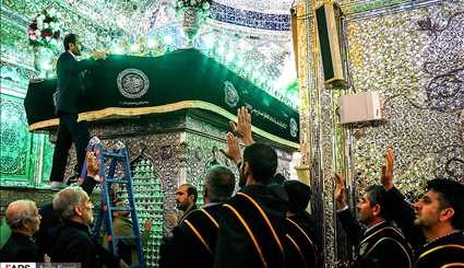 تعویض پرچم و سیاه پوش کردن آستان مقدس احمدی و محمدی (ع) | تصاویر