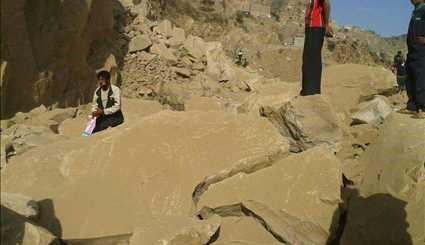 بالصور..إزالة الصخور الذي انهارت و قطعت الطريق بمنطقة الكعبين بمديرية القبيطة في اليمن