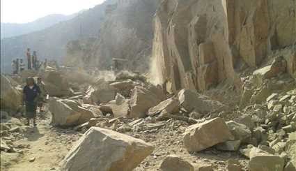 بالصور..إزالة الصخور الذي انهارت و قطعت الطريق بمنطقة الكعبين بمديرية القبيطة في اليمن