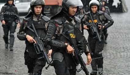 بمبگذار در محاصره پلیس اندونزی +عکس