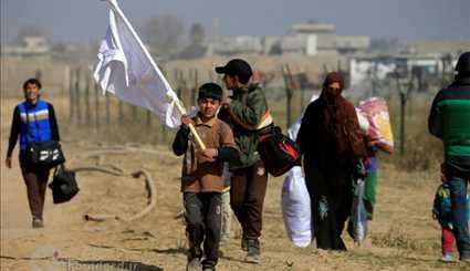 فرار از دست داعش با پرچم سفید +عکس