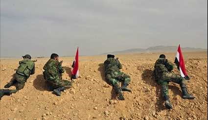 جنود الجيش السوري يتخذ موقف بالقرب من تدمر