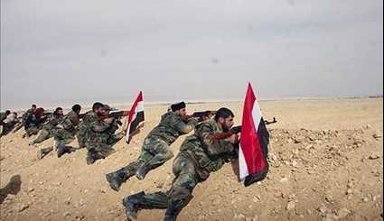 جنود الجيش السوري يتخذ موقف بالقرب من تدمر