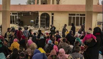 عراقي يفرون من حيث القوات الحكومية المتقدمة في غرب الموصل