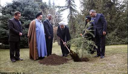 الرئیس روحانی یغرس شجرة فی مجمع سعد اباد التاریخی