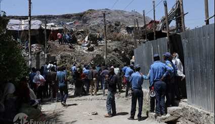شاهد.. دفن 46 شخص تحت تلال النفايات في اثيوبيا