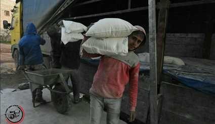 انتهاء عملية إفراغ شاحنات المُساعدت الأُممية الانسانية والغذائية في بلدتي الفوعة وكفريا المحاصرتين في ريف إدلب الشمالي