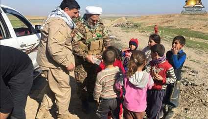 بالصور..إيصال الدعم اللوجستي من أهالي مدينة بلد العراقية للمقاتلين في خطوط المواجهة في الموصل