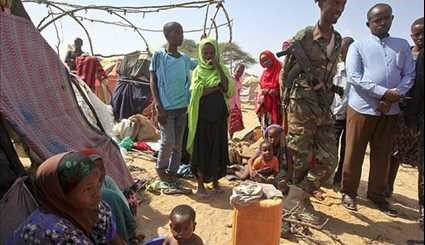الصوماليون يهربون من الجفاف، في محاولة للوصول إلى وكالات المعونة الدولية