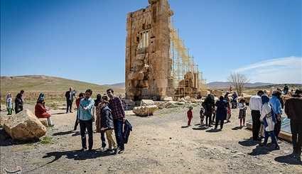 سياح النوروز في باساركاد شيراز