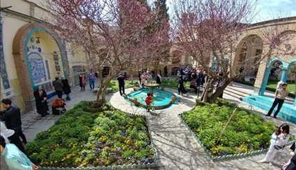 السياح زيارة الأماكن التاريخية من طهران