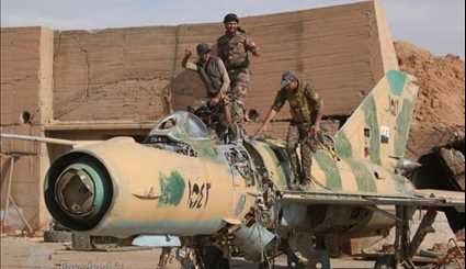 تصرف پایگاه هوایی داعش در رقه +عکس