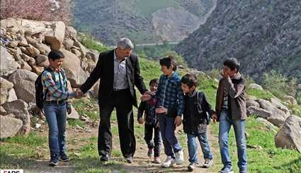 بالصور.. معلم مضح في احدى القرى النائية في ايران