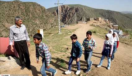 بالصور.. معلم مضح في احدى القرى النائية في ايران
