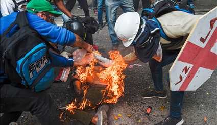 آتش گرفتن جوان معترض در ونزوئلا | تصاویر