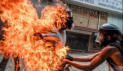 احتراق شاب محتج في فنزويلا