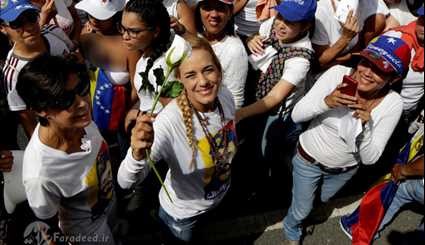 خروج نساء فنزويلا بالورود للشوارع