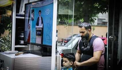بالصور.. الايرانيون يتابعون مناظرة مرشحي الانتخابات الرئاسية عبر التلفاز