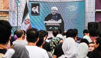 بالصور.. الايرانيون يتابعون مناظرة مرشحي الانتخابات الرئاسية عبر التلفاز