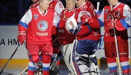 وقوع بوتين على الأرض اثناء مباراة هوكي الجليد