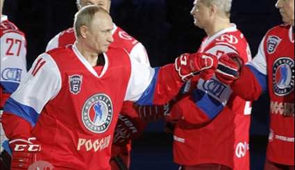 وقوع بوتين على الأرض اثناء مباراة هوكي الجليد