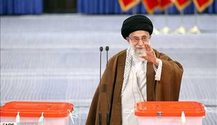 مشاركة قائد الثورة الاسلامية في الانتخابات الايرانية /صور