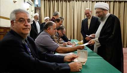 حضور آیت الله صادق آملی لاریجانی رئیس قوه قضائیه در انتخابات | تصاویر