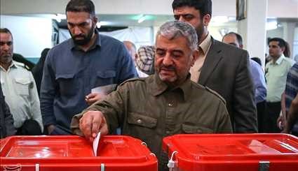 شخصيات سياسية ايرانية تدلي بصوتها في الانتخابات /صور
