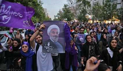 شادی هواداران روحانی در خیابان ولیعصر تهران/ تصاویر